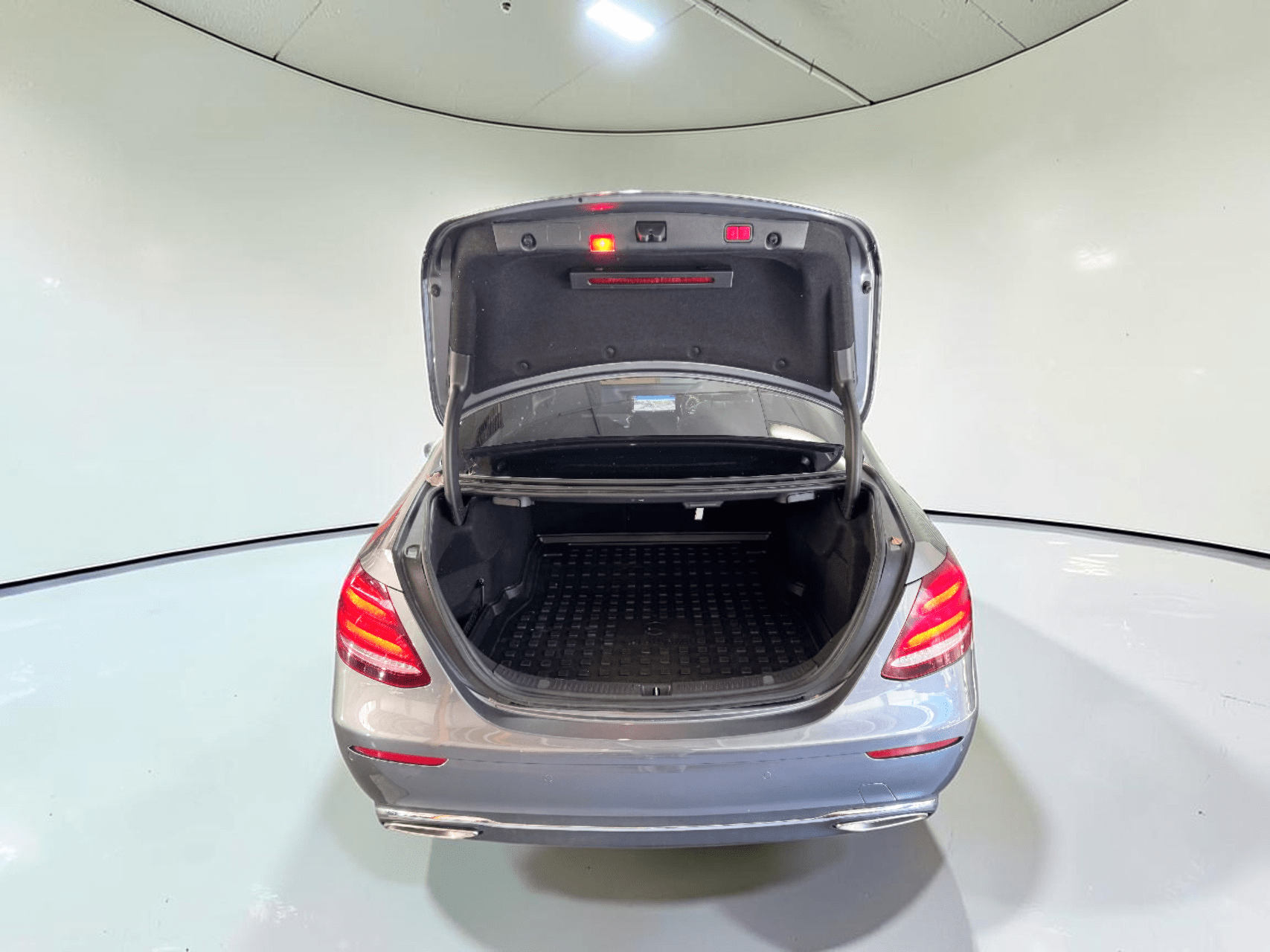 
								MERCBZ E200 full									