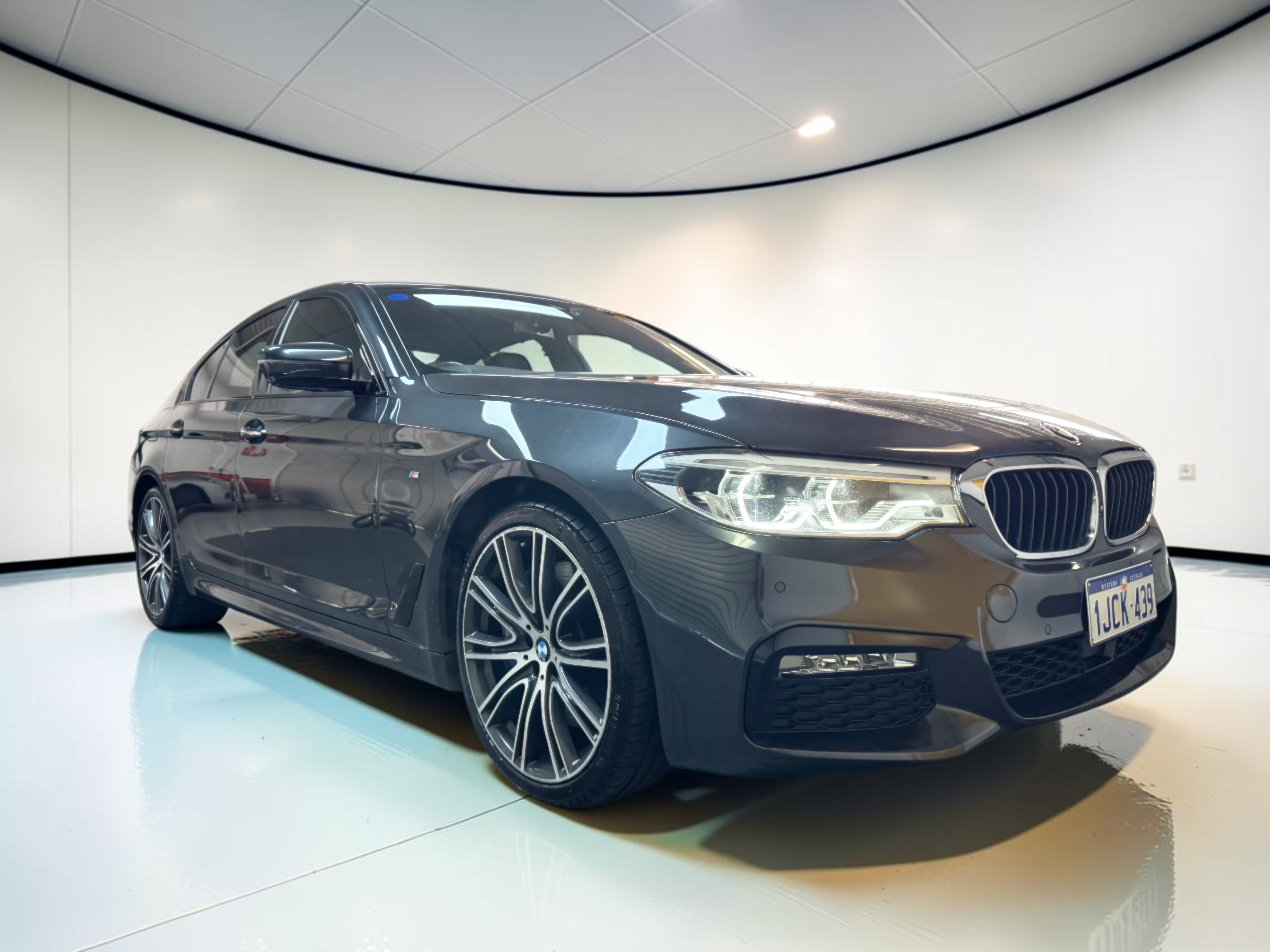 
								BMW 540i full									