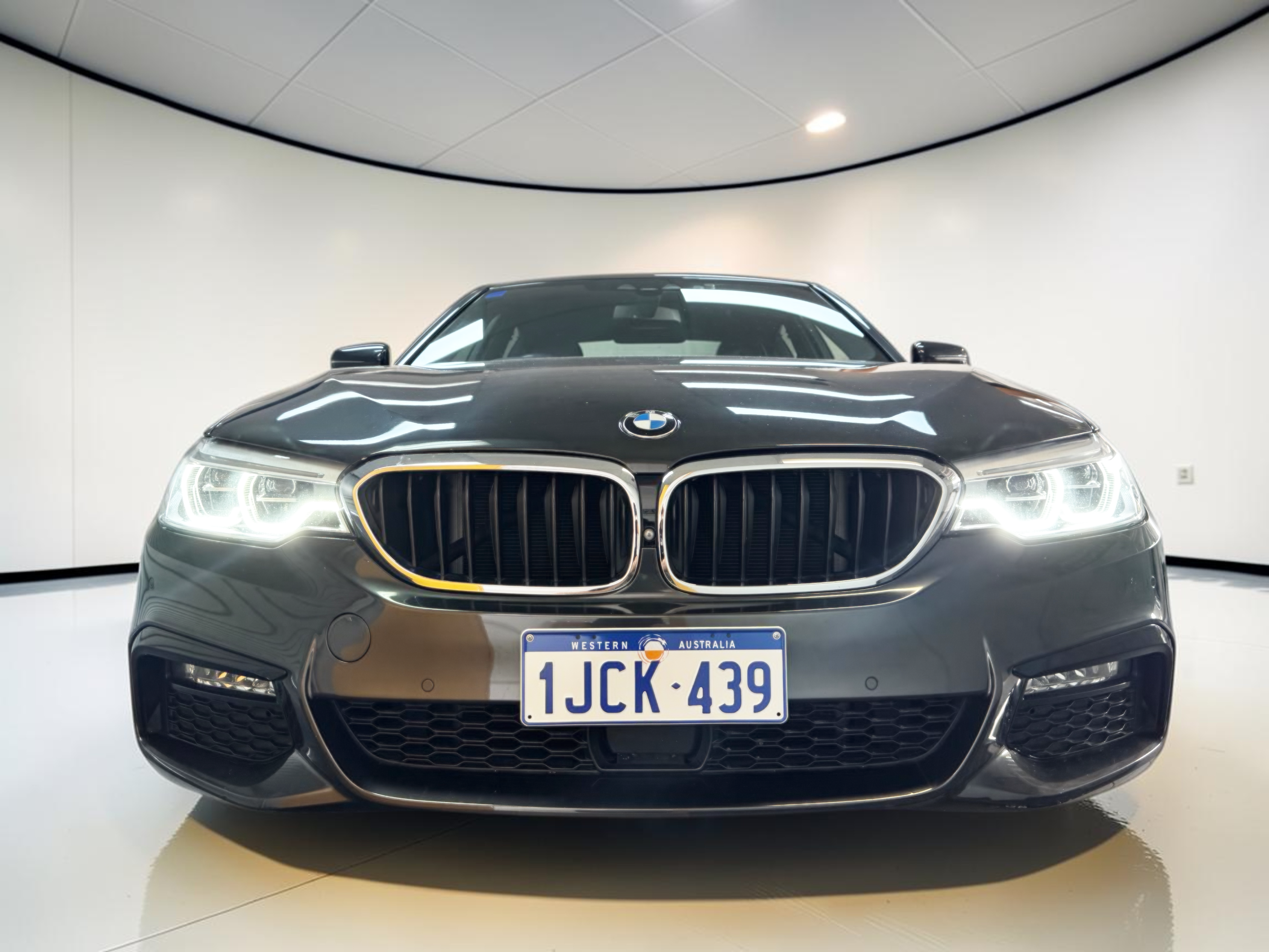 
								BMW 540i full									