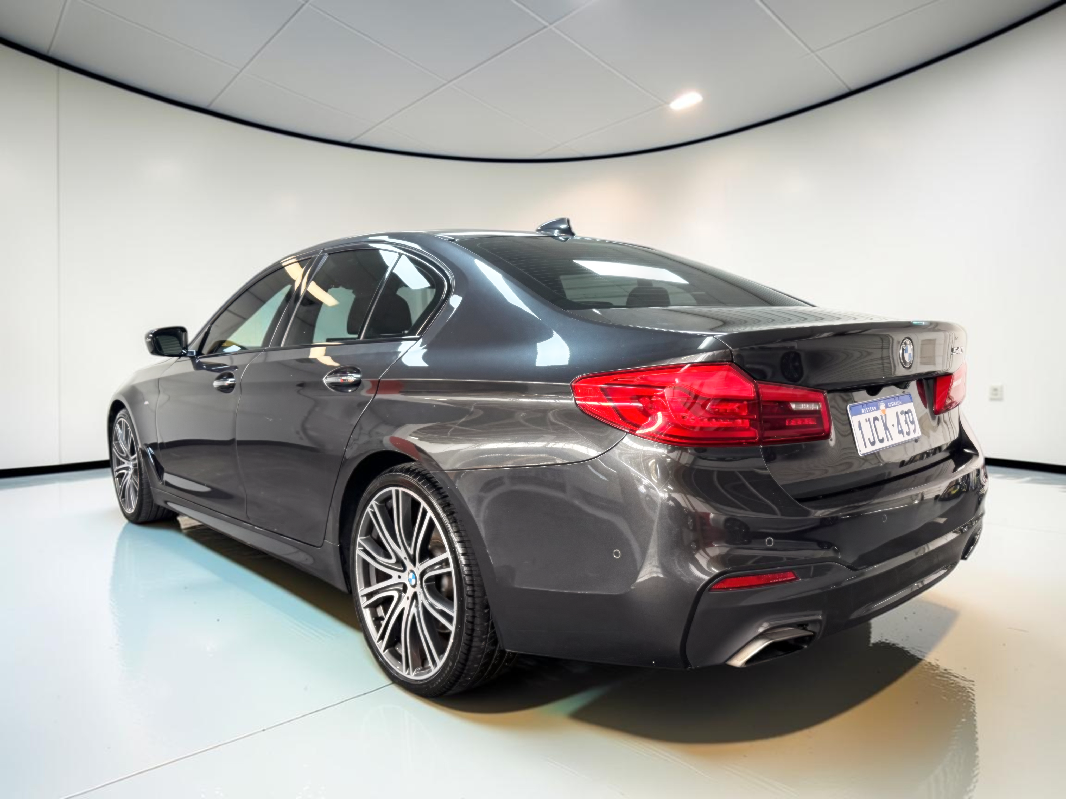 
								BMW 540i full									