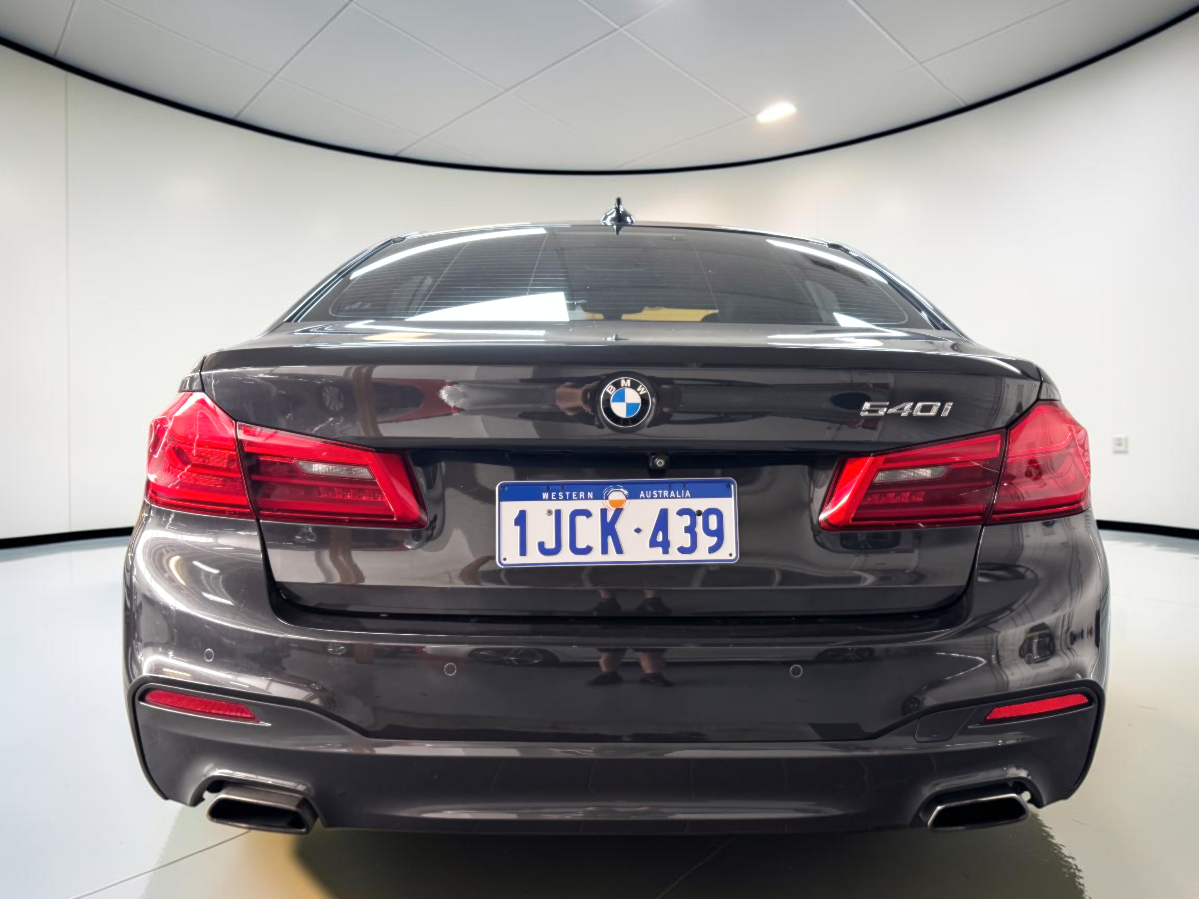 
								BMW 540i full									